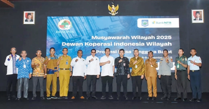 KOPERASI: Gubernur NTB Lalu Muhamad Iqbal saat menghadiri Muswil Dekopinwil di Bank NTB Syariah, Selasa (9/12).&nbsp;&nbsp;