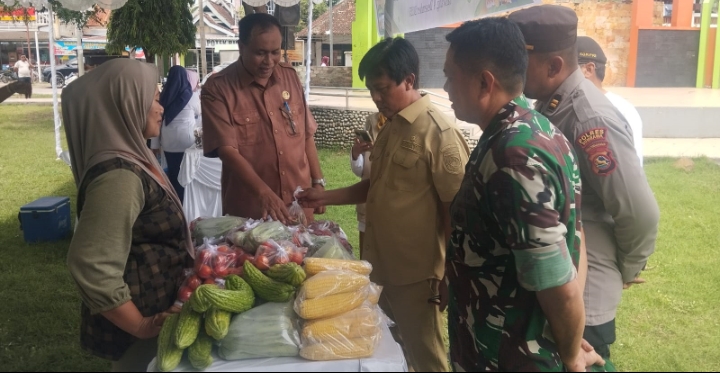 Bupati Sumbawa Barat, H. Amar Nurmansyah saat meninjau langsung gerakan pangan murah, Rabu (10/12).&nbsp;