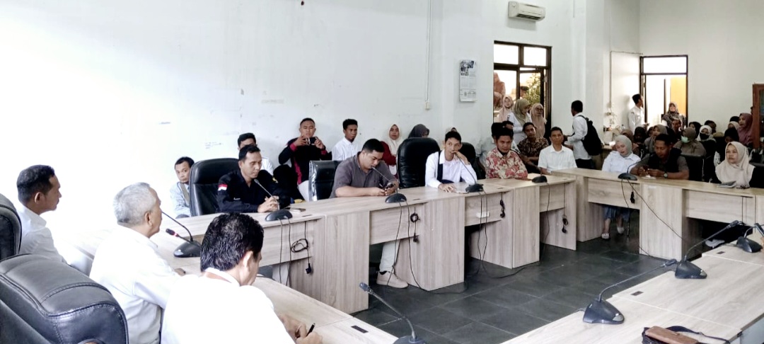 Guru PPPK yang mengajar di SMA/SMK/SLB se-NTB saat hearing dengan Komisi V DPRD NTB, Rabu (10/12).