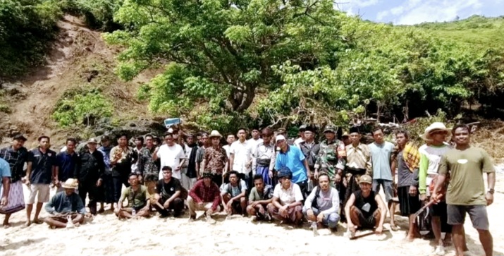 Aparat bersama pemerintah desa dan warga melakukan penutupan tambang ilegal dekat Sirkuit Mandalika.
