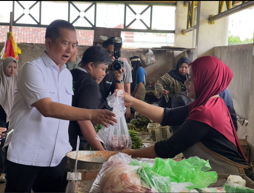 Gubernur NTB Lalu Muhamad Iqbal saat membeli daging di Pasar Dasan Agung, Kamis (11/12).