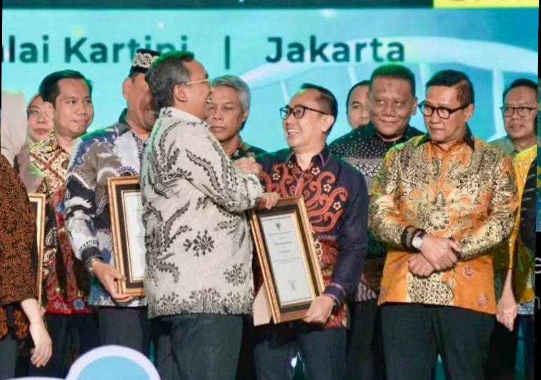 Kepala Dinas Kesehatan Kota Mataram dr. Emirald Isfihan menerima piagam Menteri Kesehatan RI atas keberhasilan Kota Mataram masuk 10 besar daerah dengan pemenuhan kecukupan darah tertinggi nasional.