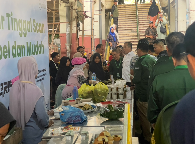 Mulianah saat melayani Gubernur NTB Lalu Muhamad Iqbal yang berbelanja ke lapaknya.