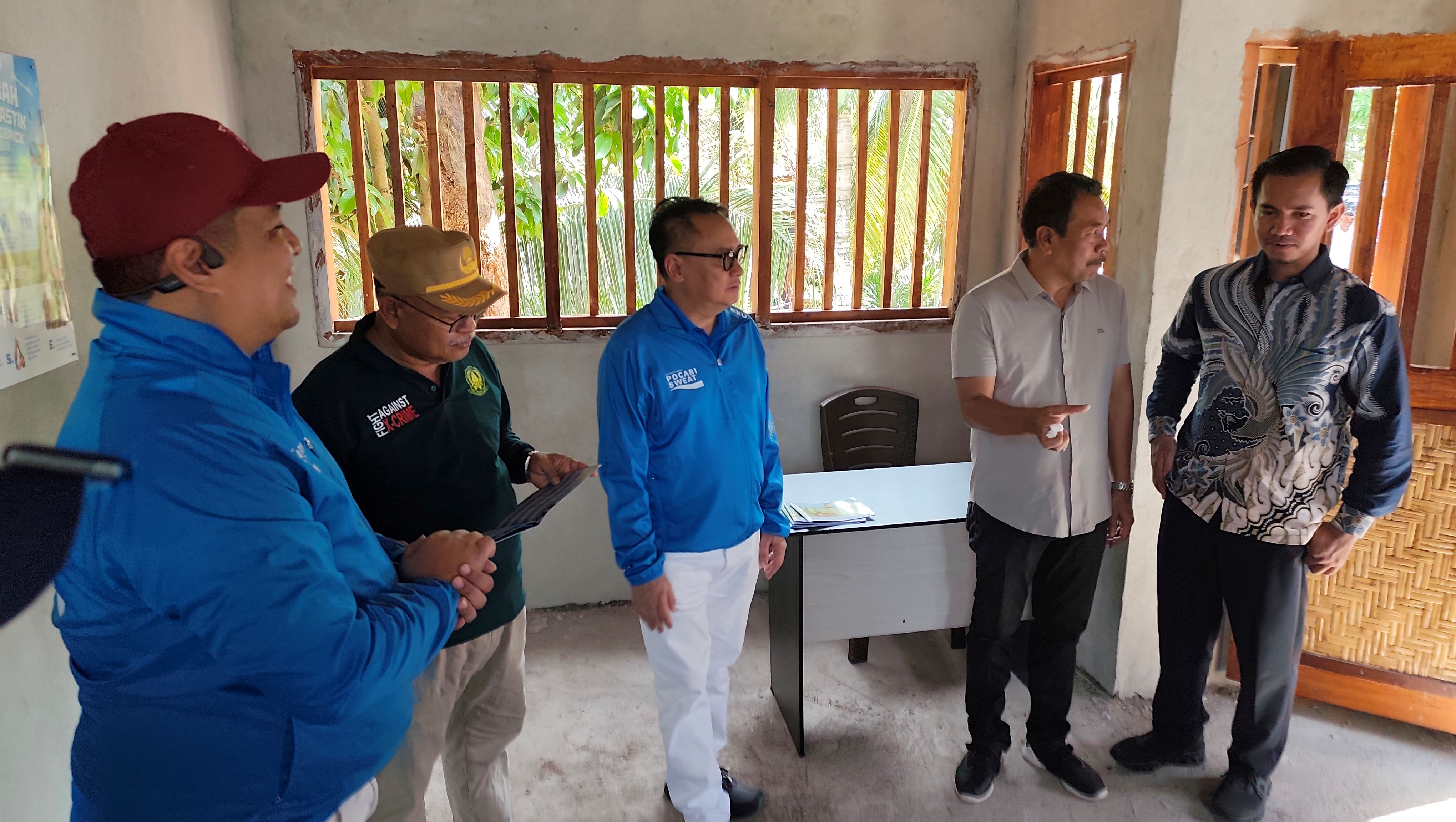 Presiden Komisaris PT Amerta Indah Otsuka Roy Sparringa (tengah) meninjau bangunan Bank Sampah di Dusun Sade, Desa Rembitan, Pujut, Lombok Tengah, Jumat (12/12).