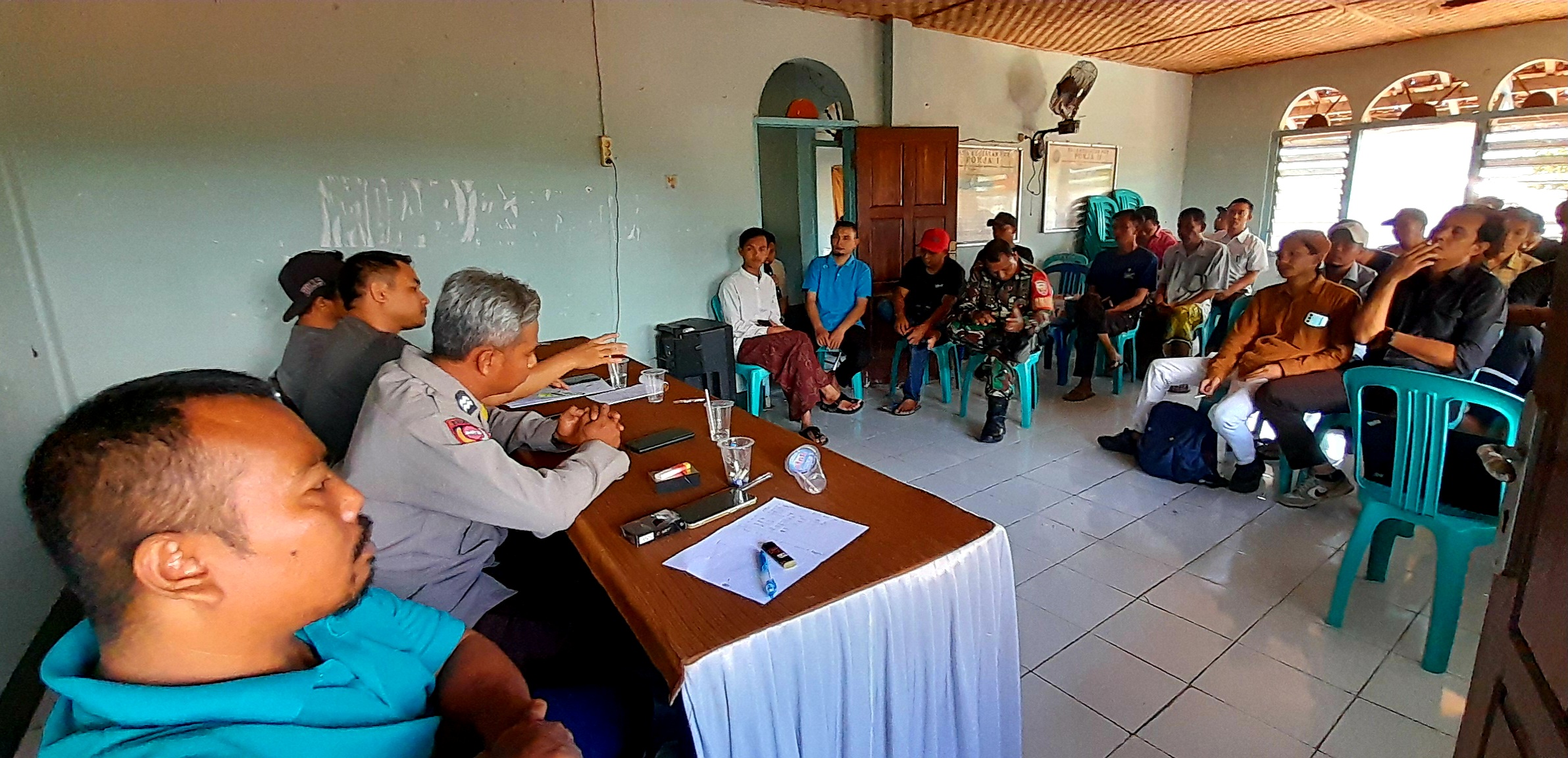 HEARING: Forum Pemuda Peduli Desa Kebon Ayu saat hearing dengan pemerintah desa, Jumat (12/12).