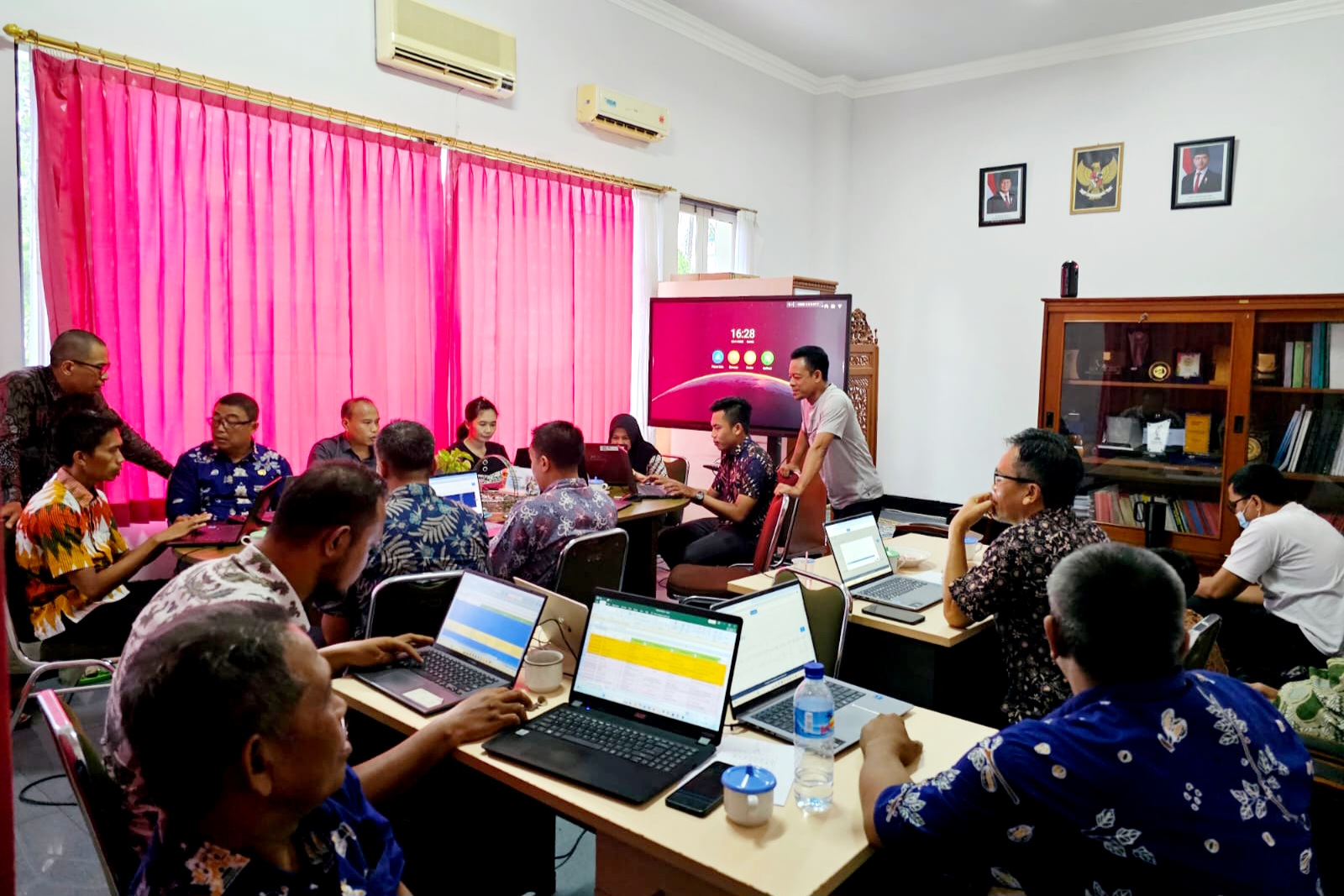 PROSES: Asisten III Setda Lombok Barat Fauzan Husniadi memantau para pegawai BKDPSDM Lombok Barat saat menginput data tenaga pegawai non ASN atau honorer untuk diusulkan menjadi PPPK paro waktu.