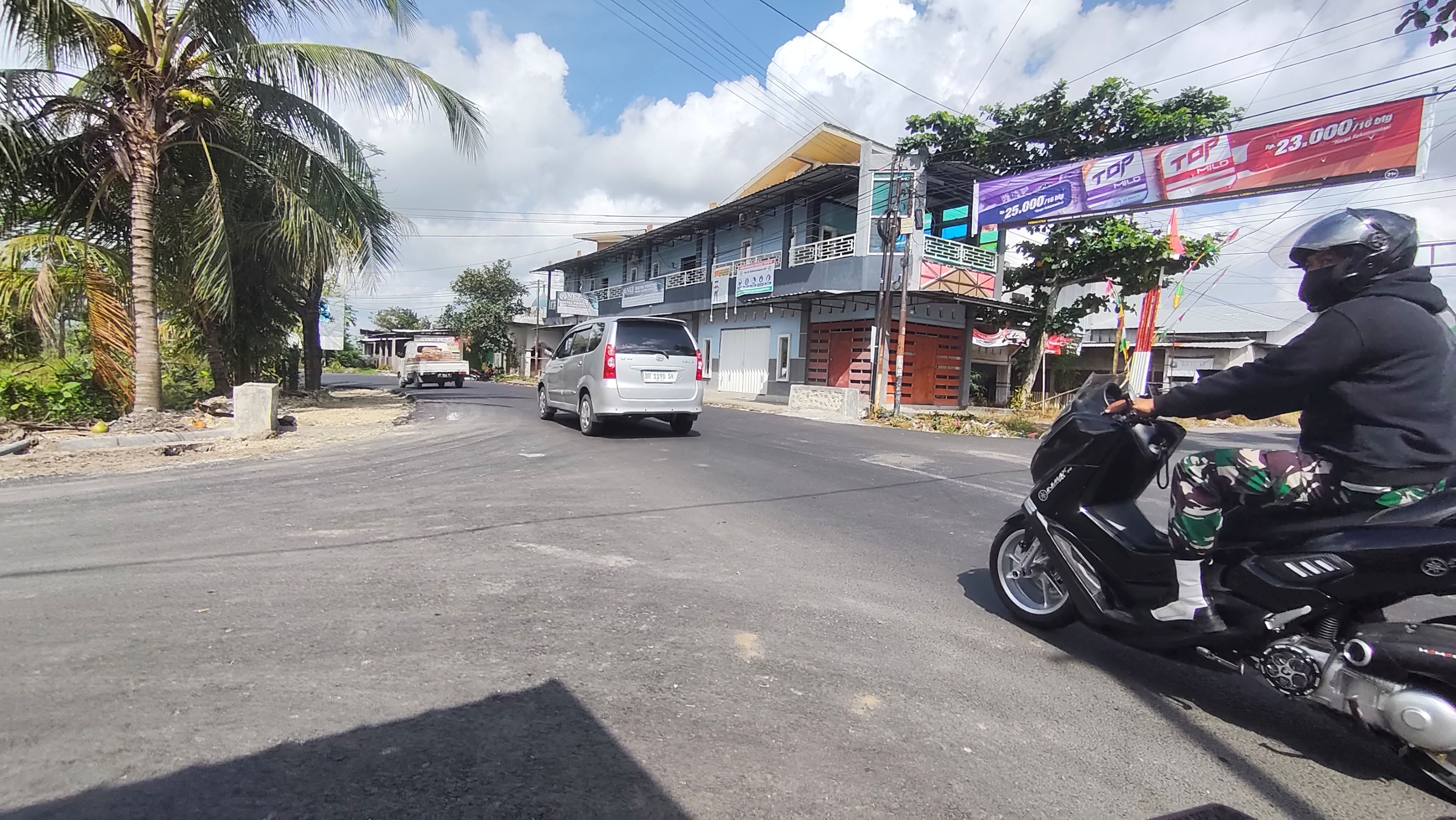 KEMANTAPAN JALAN: Pengendara melintas di perempatan jalan Desa Jago yang kini sudah mulus, Kamis (11/12).