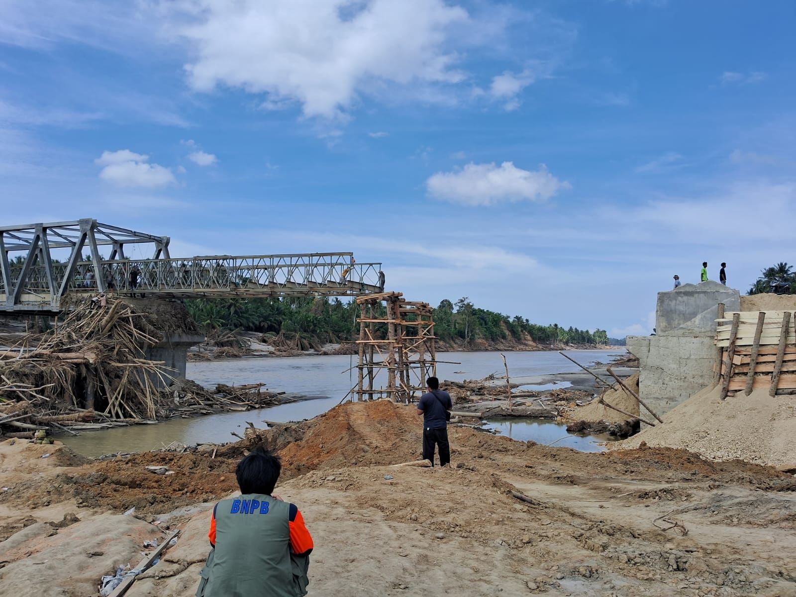 Tim BNPB tengah meninjau salah satu lokasi pemasangan jembatan bailey di Kabupaten Bieruen, pada Kamis (11/12).