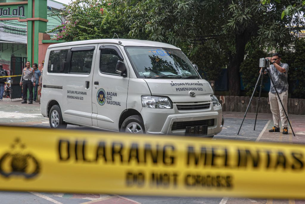 OLAH TKP: Sejumlah polisi dari Polda Metro Jaya melakukan olah TKP mobil yang menabrak puluhan siswa SDN Kalibaru 01 Pagi, Cilincing, Jakarta, Kamis (11/12).