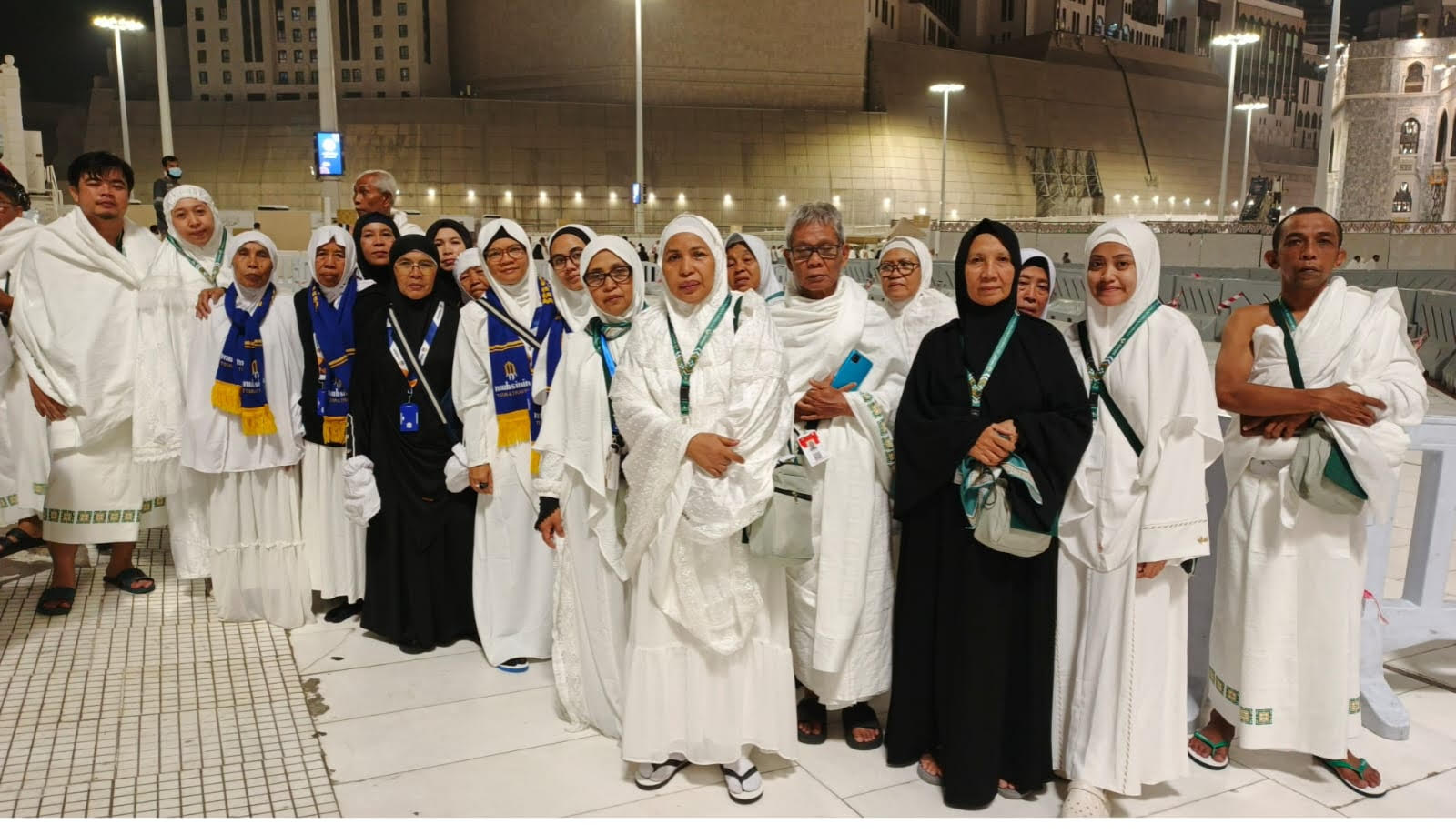 PUNCAK IBADAH: Jamaah umrah Muhsinin Tour and Travel bersama Zamani berfoto bersama usai menunaikan ibadah umrah, Selasa (9/12) dini hari.