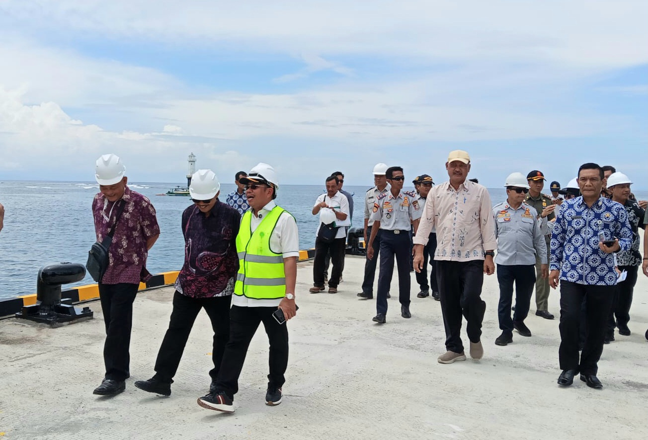 CEK PROYEK DERMAGA: Bupati Lobar Lalu Ahmad Zaini saat mengecek proyek Dermaga Senggigi, Kamis (11/12).