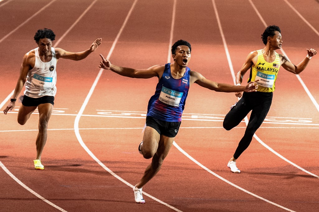 Lalu Muhammad Zohri (kiri) pada final lari 100 meter putra SEA Games 2025 di Suphachalasai National Stadium Bangkok pada 11 Desember 2025.Chanakarn LAOSARAKHAM/AFP)