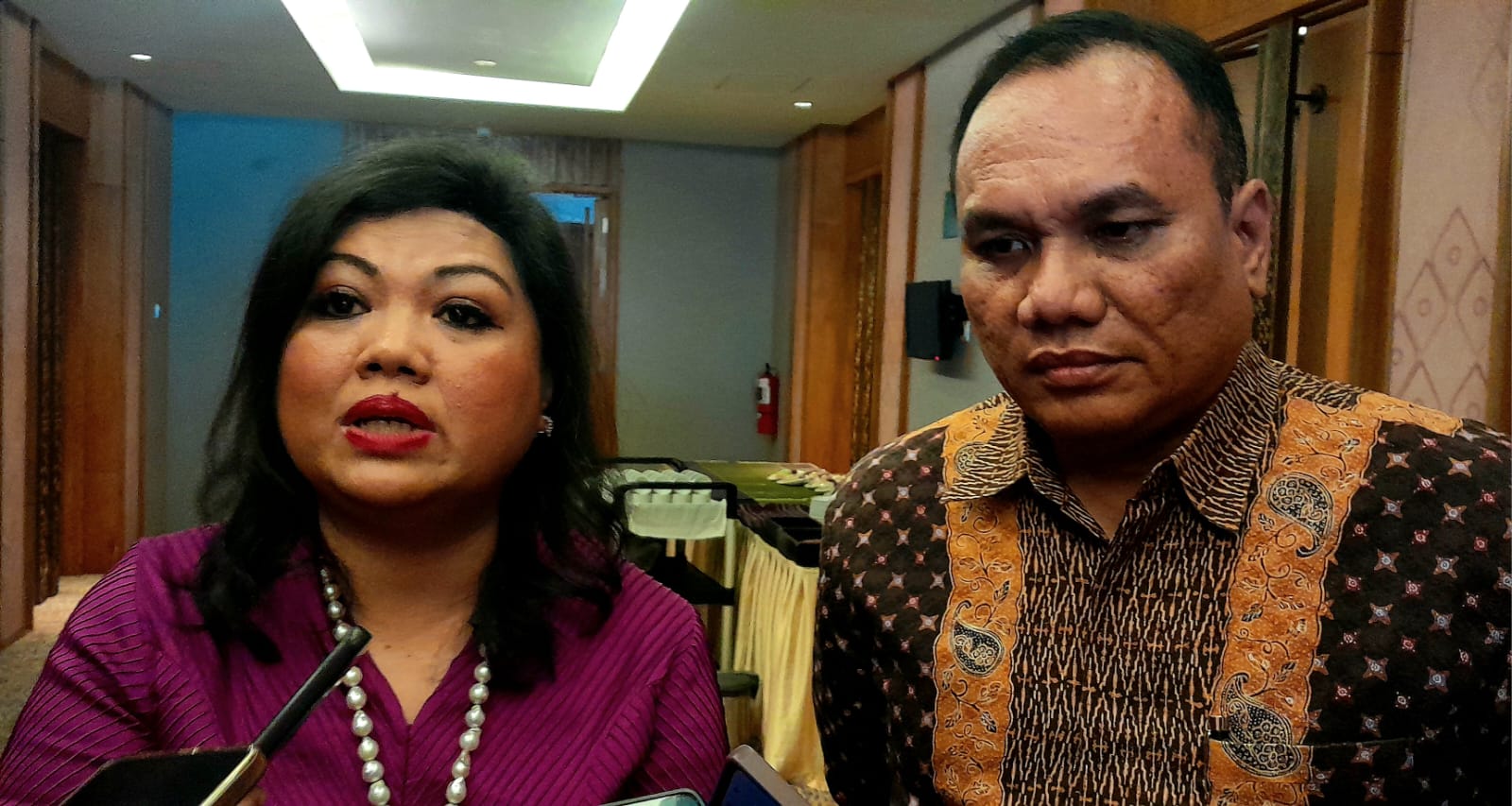 BERI PENJELASAN: Presiden Direktur PT Wira Karitas Maria Ginting (kiri) didampingi Direksi Edy Simson P Sinurat saat memberikan keterangan kepada wartawan.