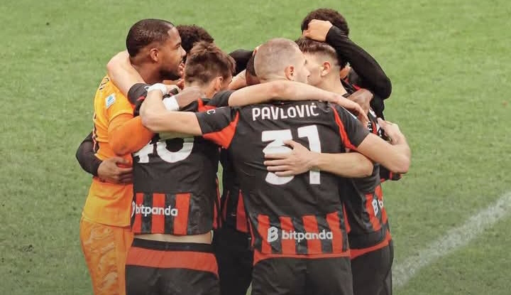 Para pemain AC Milan saling memberi semangat dalam salah satu pertandingan.