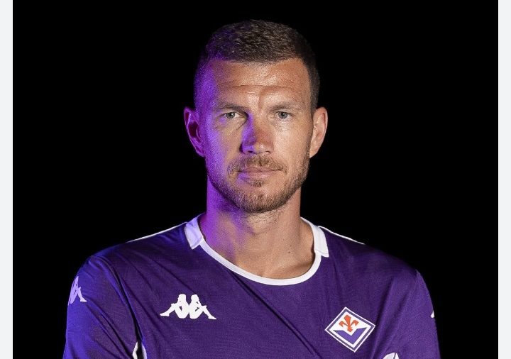 Edin Dzeko, striker Fiorentina yang dikaitkan dengan AC Milan.