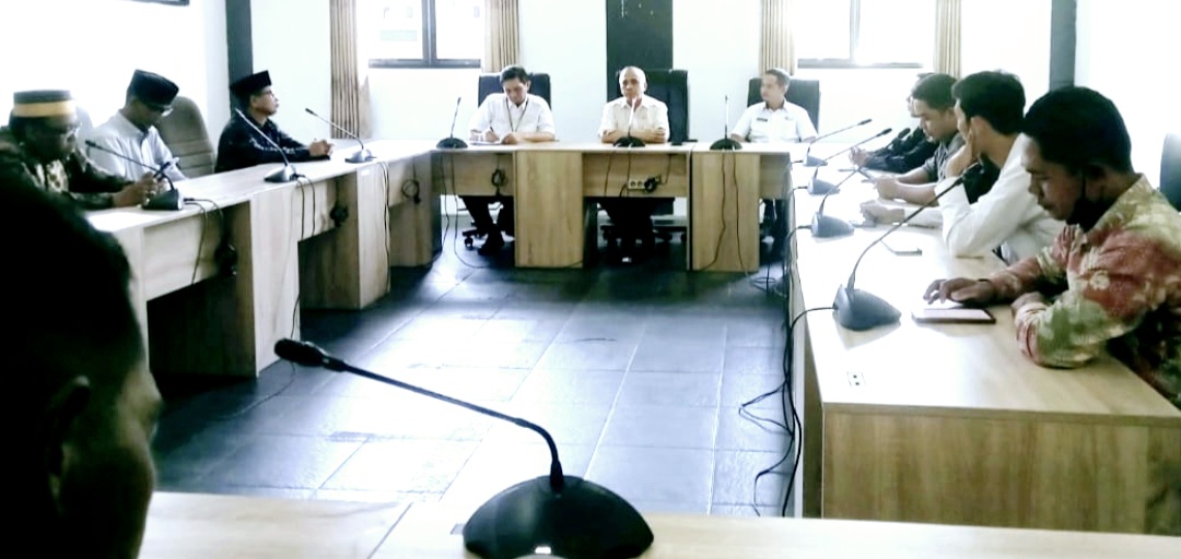 Aliansi Guru Mutasi Pegawai Pemerintah dengan Perjanjian Kerja (PPPK) NTB saat mengikuti audiensi dengan Komisi V DPRD NTB, Rabu (10/12).