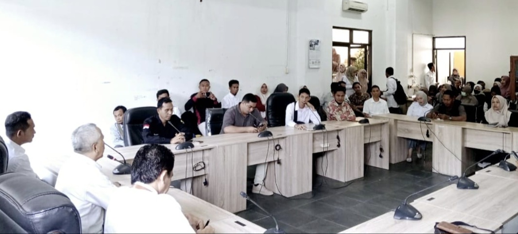 Aliansi Guru Mutasi PPPK NTB saat audiensi dengan Komisi V DPRD NTB, Rabu (10/12).