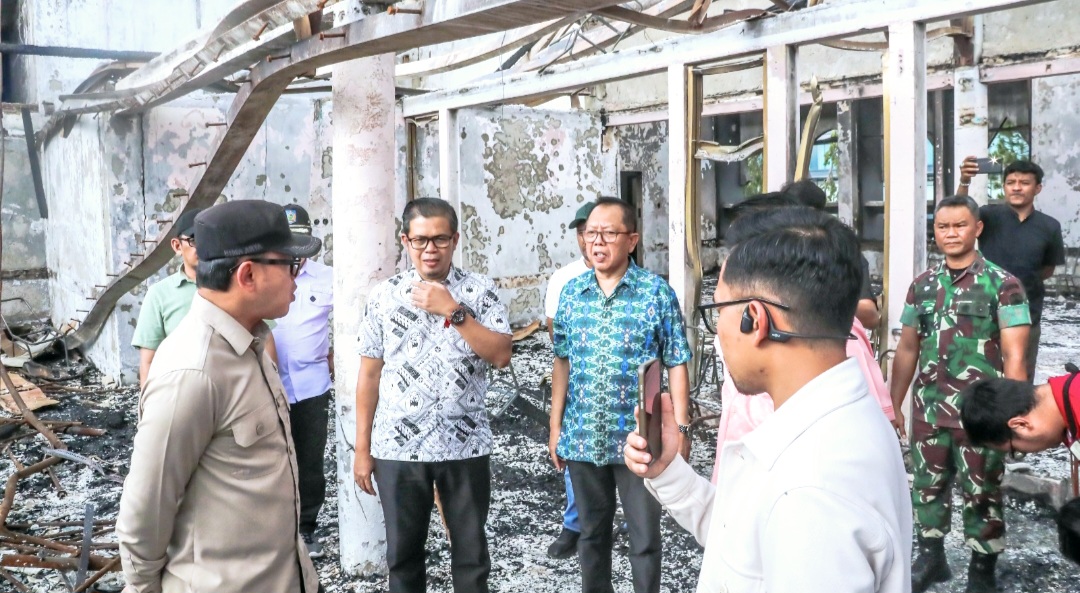 Wakil Menteri Dalam Negeri (Wamendagri) Bima Arya saat mengecek kondisi fisik bekas kebakaran gedung DPRD NTB Oktober lalu.
