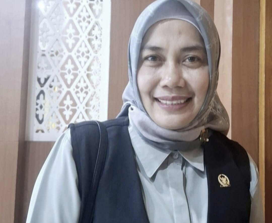 Sekretaris Komisi V DPRD NTB Sitti Ari mengingatkan Dinas Perdagangan NTB dan OPD terkait untuk stabilkan harga bahan kebutuhan pokok jelang Nataru.