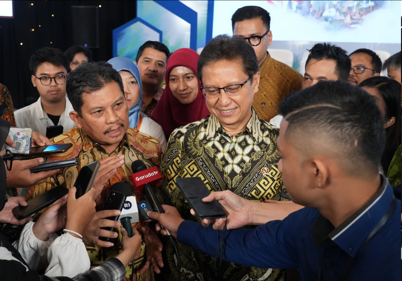 Direktur Utama BPJS Kesehatan Ghufron Mukti (kiri) bersama Menteri Kesehatan RI Budi Gunadi Sadikin memberikan keterangan pada awak media, di Jakarta, Jumat (12/12)