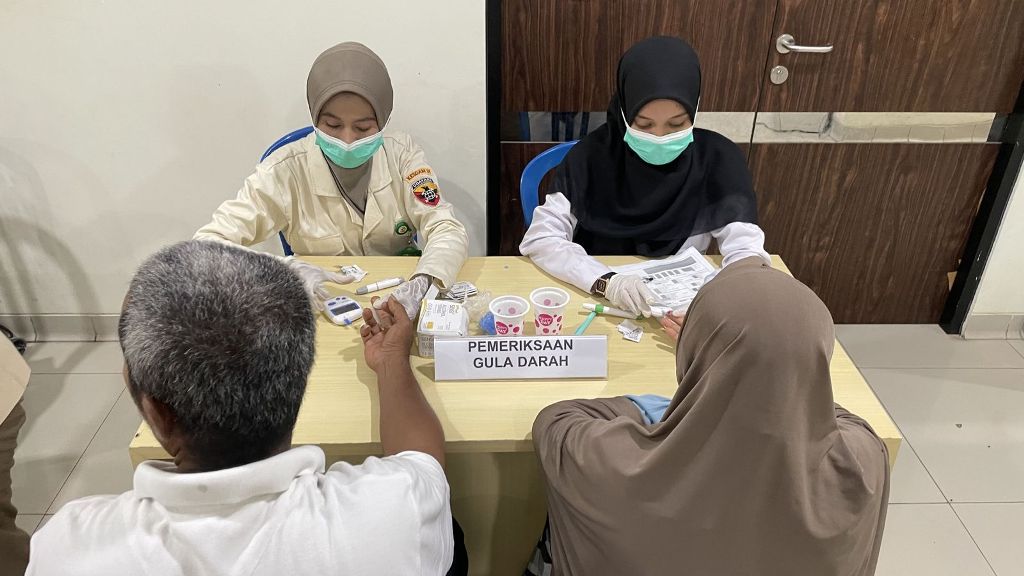 PEMERIKSAAN GULA DARAH: Merupakan rangkaian kegiatan dalam Buka Jalan Hidup Masyarakat yang Lebih Produktif, BCA Gelar Baksos Operasi Katarak Untuk Bangun Harapan di  BIma, NTB.