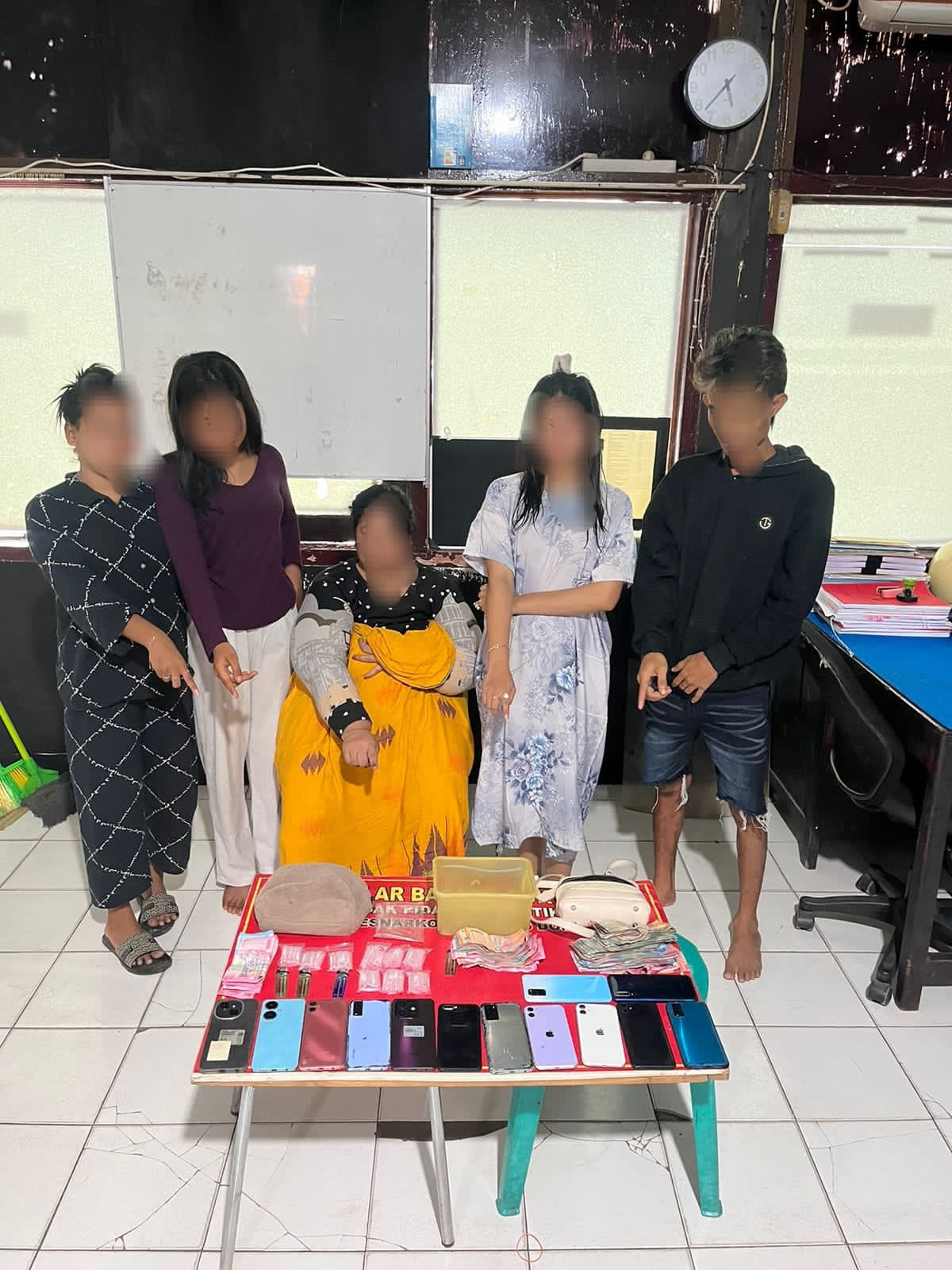 Lima terduga pemakai dan pengedar sabu diamankan dalam penggerebekan di Lingkungan Bali Barat, Kelurahan Bali, beberapa hari lalu.