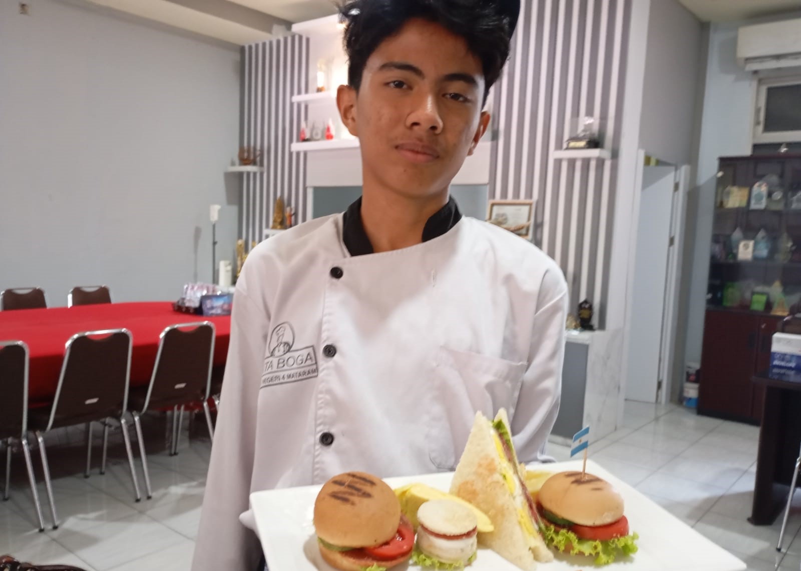 Galih Septino Ramadhan, siswa SMKN 4 Mataram menunjukkan sandwich hasil praktik di sekolah, belum lama ini. Pembiayaan SMK NTB kritis usai moratorium BPP.