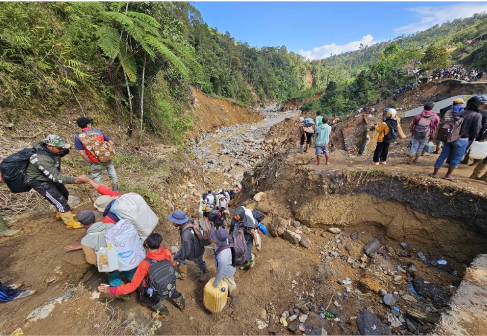 NEGOSIASI DULU: Jasa panggul BBM di Desa Seni Antara, Bener Meriah, Aceh dibutuhkan akibat sulitnya akses buntut banjir bandang.