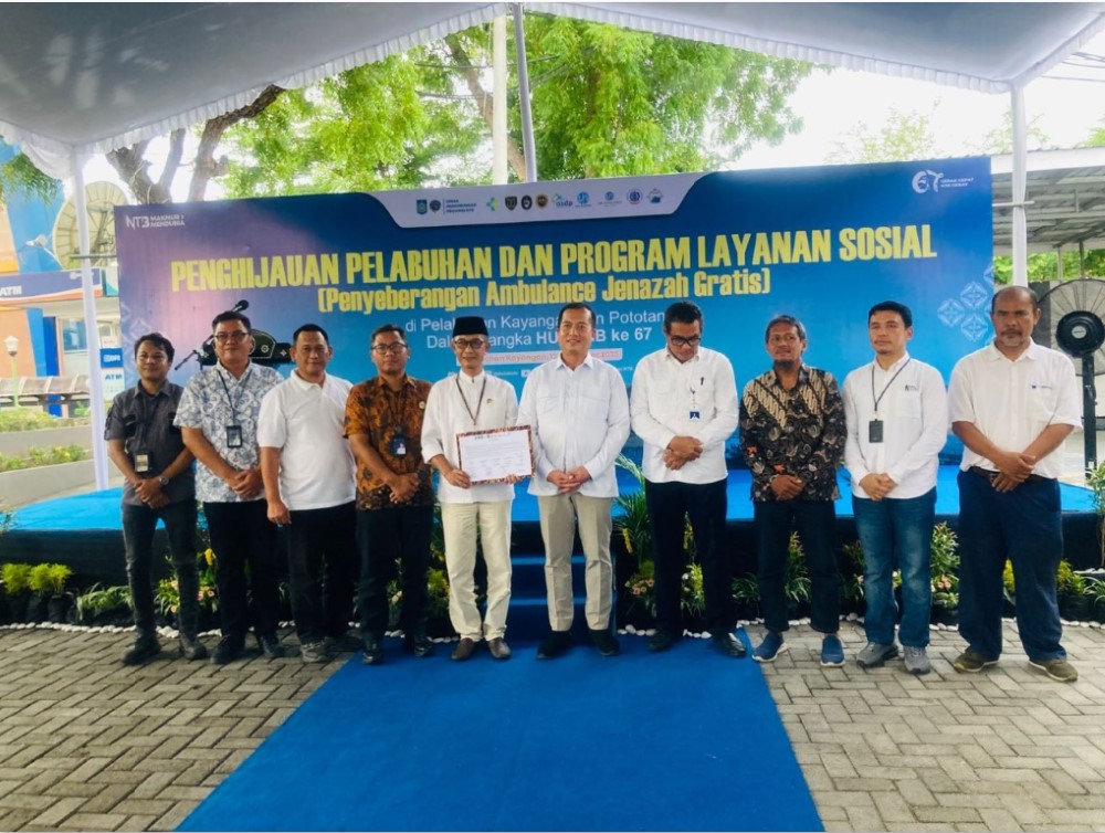AMBULANS GRATIS: Gubernur NTB Lalu Muhamad Iqbal didampingi General Manager PT ASDP Kayangan Erlisetya Wahyudi saat meresmikan layanan penyeberangan ambulans gratis.