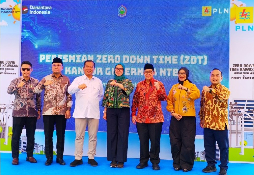 ZDT: Gubernur NTB Lalu Muhamad Iqbal bersama Komisaris Independen PLN Prof. Ali Masykur Musa, Direktur Distribusi PLN Asyadany Ghana Akmalaputri saat peresmian ZDT.
