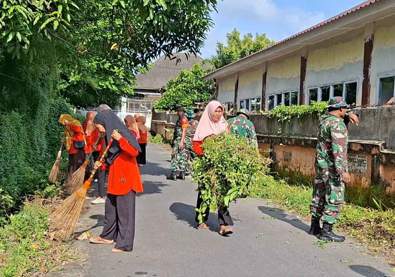 TNI menggelar kegiatan bersih-bersih sungai bersama masyarakat di kampung Jawa, Praya, Lombok Tengah