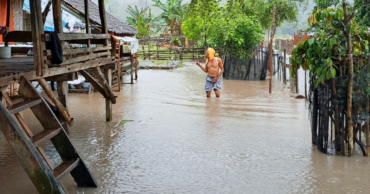 Seorang warga terdampak banjir di Kabupaten Bima, Kamis (11/12). Hujan deras disertai kilat/petir dan angin kencang, mengakibatkan banjir di Kecamatan Monta, Bolo, dan Madapangga.