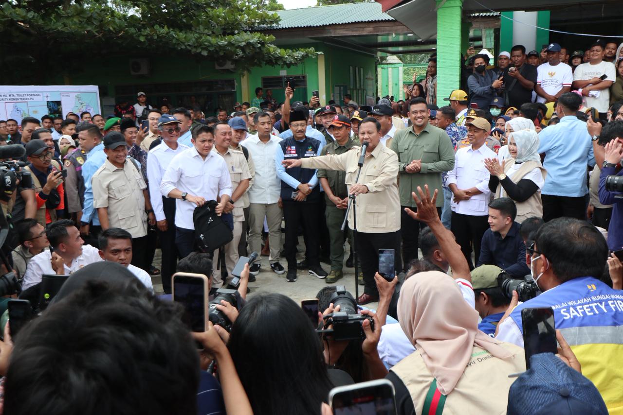 residen RI Prabowo Subianto (tengah) saat menyapa warga penyintas banjir di MTs N 1 Langkat, Tanjung Pura, Kabupaten Langkat, Sumatra Utara, Sabtu (13/12).