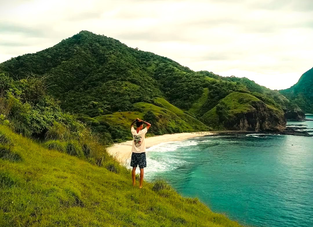 Keindahan Bukit Makung di Kabupaten Sumbawa Barat, tempat gunung dan lautan menyatu.