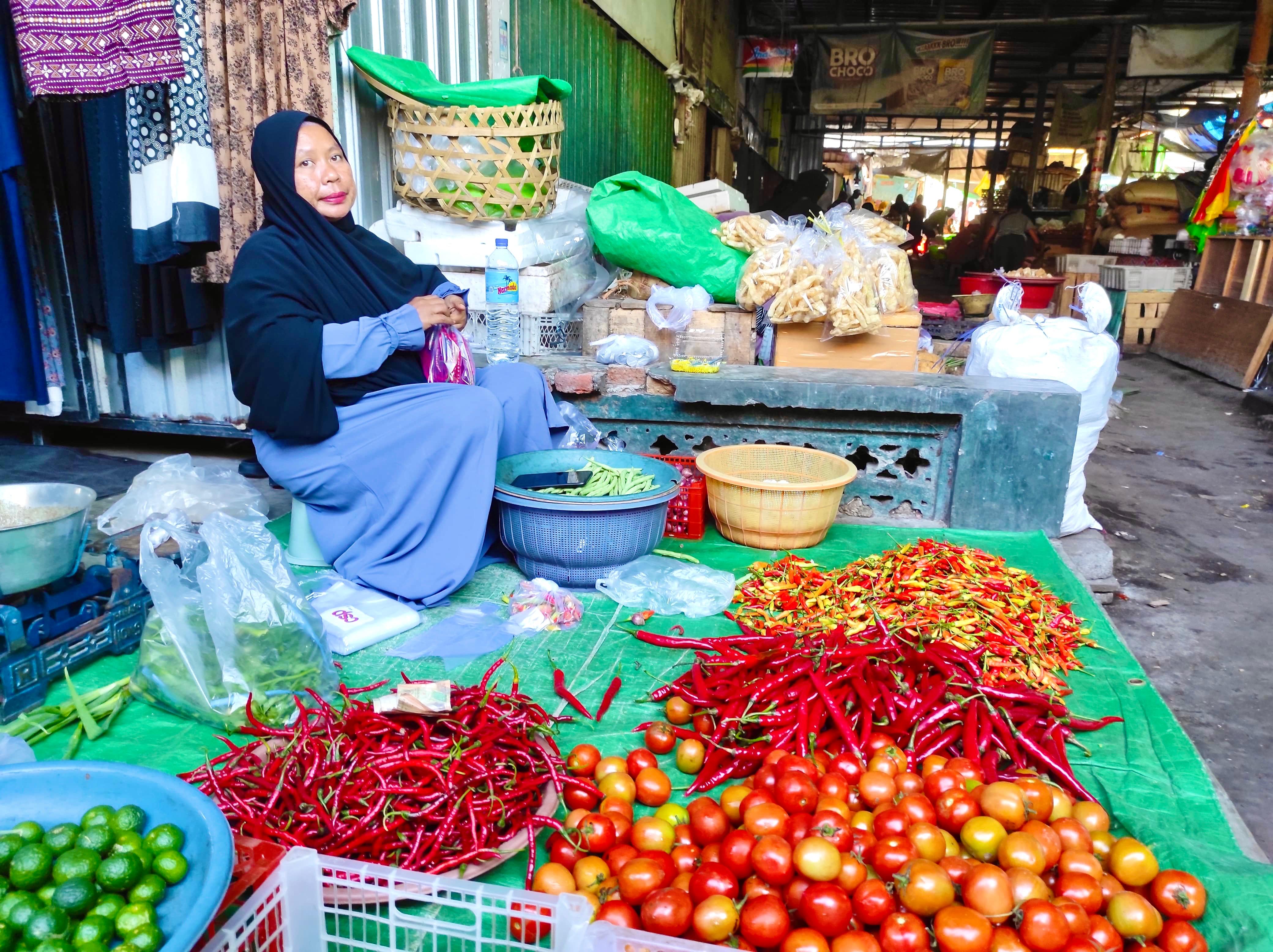 Salah satu pedagang bapok di Pasar Mandalika, Mataram menanti pembeli, beberapa waktu lalu.