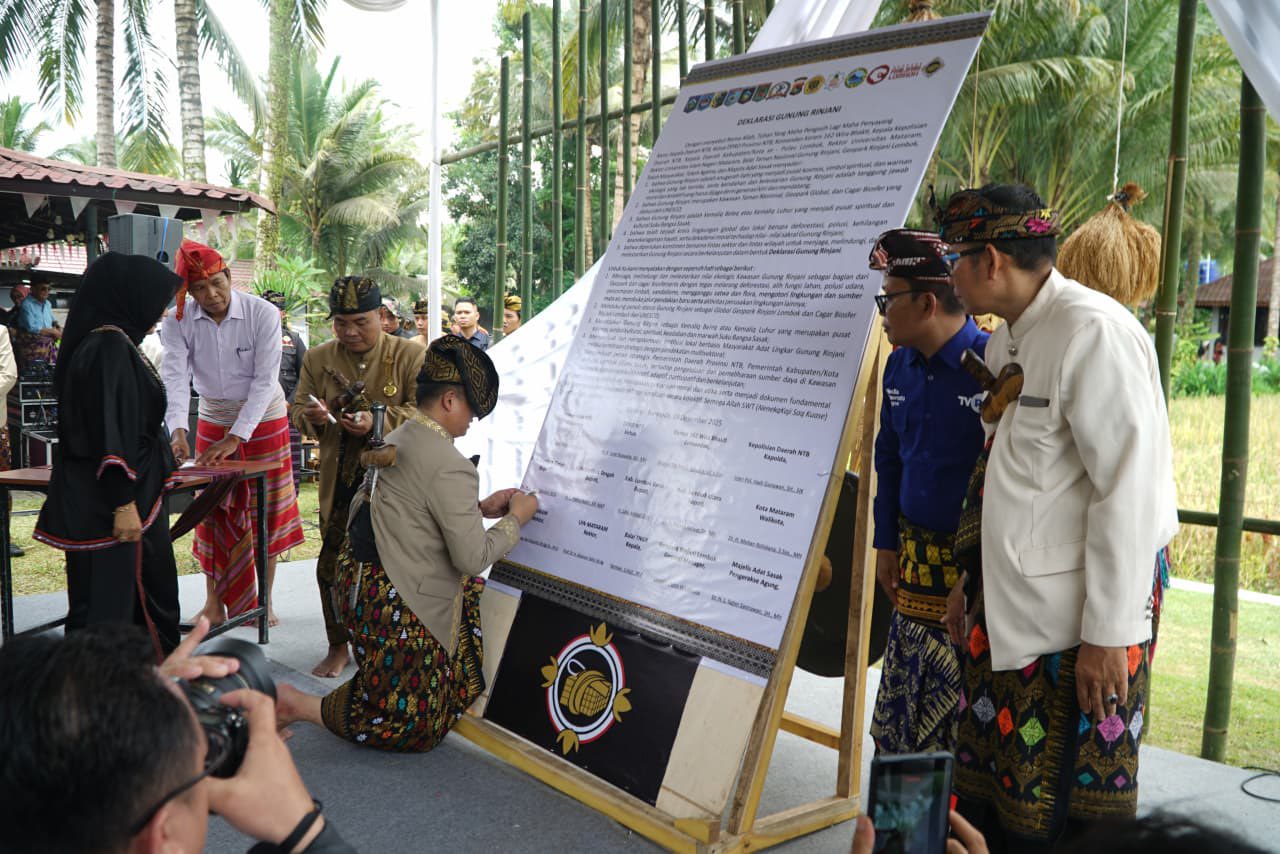 Gubernur NTB Lalu Muhamad Iqbal (berjongkok) menandatangani Deklarasi Gunung Rinjani di Festival Budaya Lombok Mirah Sasak Adi dan Peringatan Milad ke-30 MAS di D&rsquo;Golong Narmada pada Rabu (10/12).
