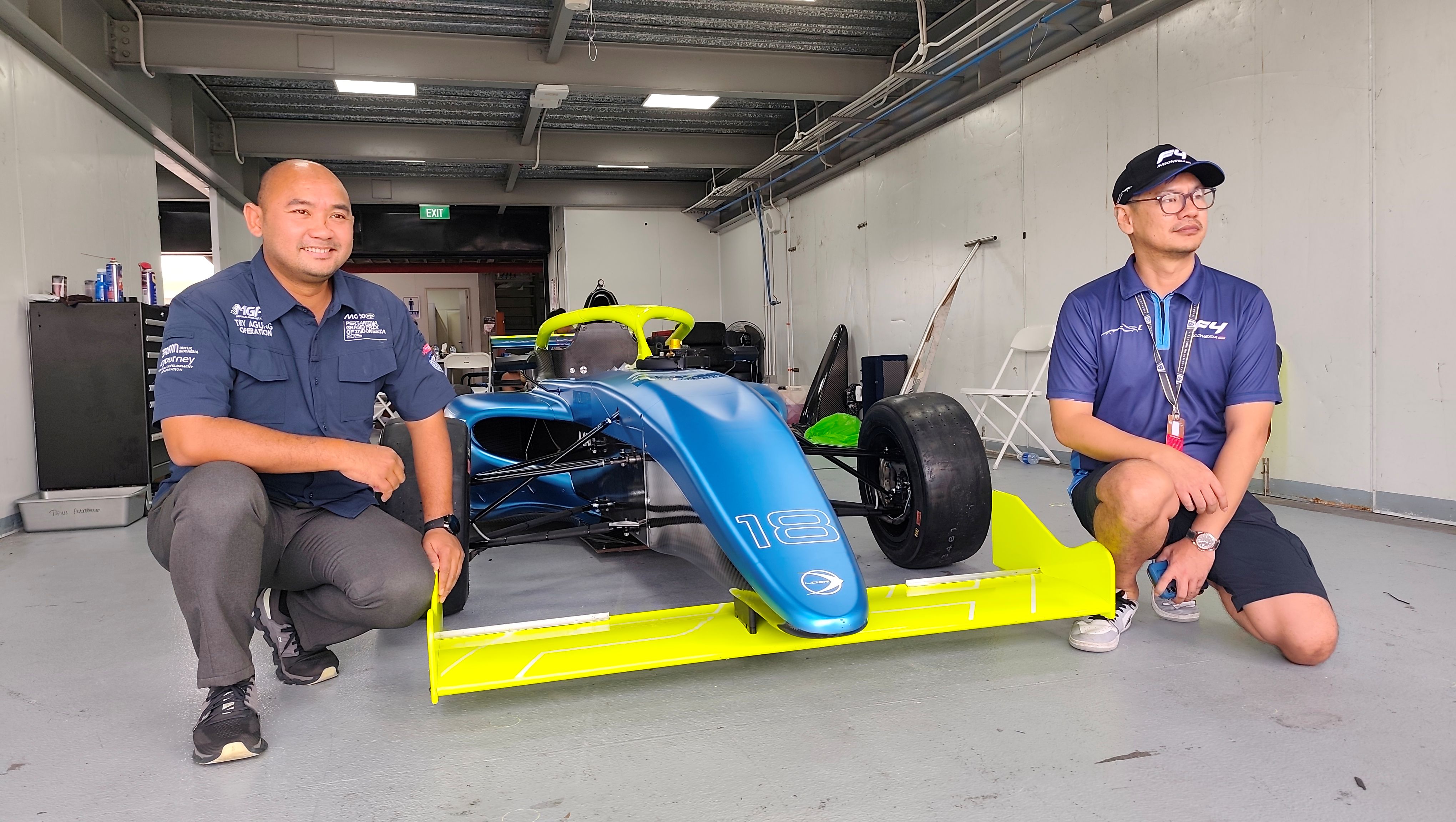 Vice President Operation PT MGPA Try Agung Hartanto (kiri) berfoto bersama CEO Formula 4 Indonesia Michael Indradjaja (kanan) di Sirkuit Internasional Mandalika, Lombok Tengah, Sabtu (13/12).