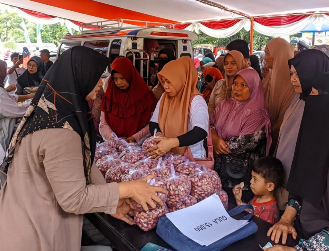PASAR MURAH: Sejumlah masyarakat Lotim saat membeli bahan pokok untuk kebutuhan sehari-hari di pasar murah ini aneh diselenggarakan oleh Pemkab Lotim di Gedung wanita.