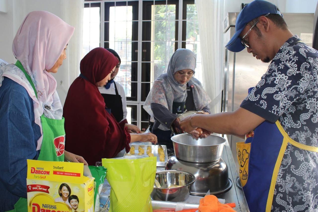 Peserta pelatihan skill atau keterampilan pembuatan pastry dan bakery yang tengah melakukan latihan pembuatan produk, Rabu (10/12).