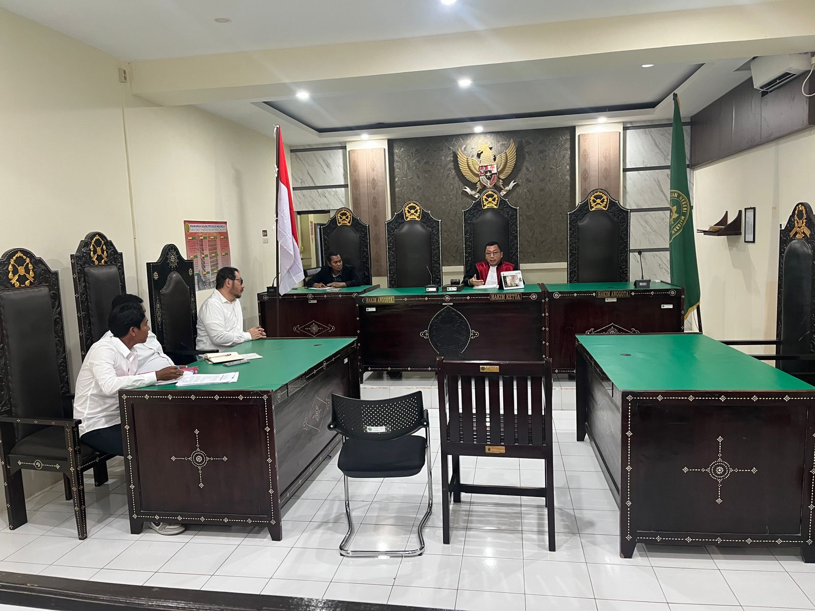JAKSA TIDAK HADIR: Penasihat Hukum dari tersangka kasus gratifikasi DPRD NTB M Nashib Ikroman (sebelah kiri) mendengarkan penundaan sidang praperadilan yang dibacakan hakim tunggal di PN Mataram.