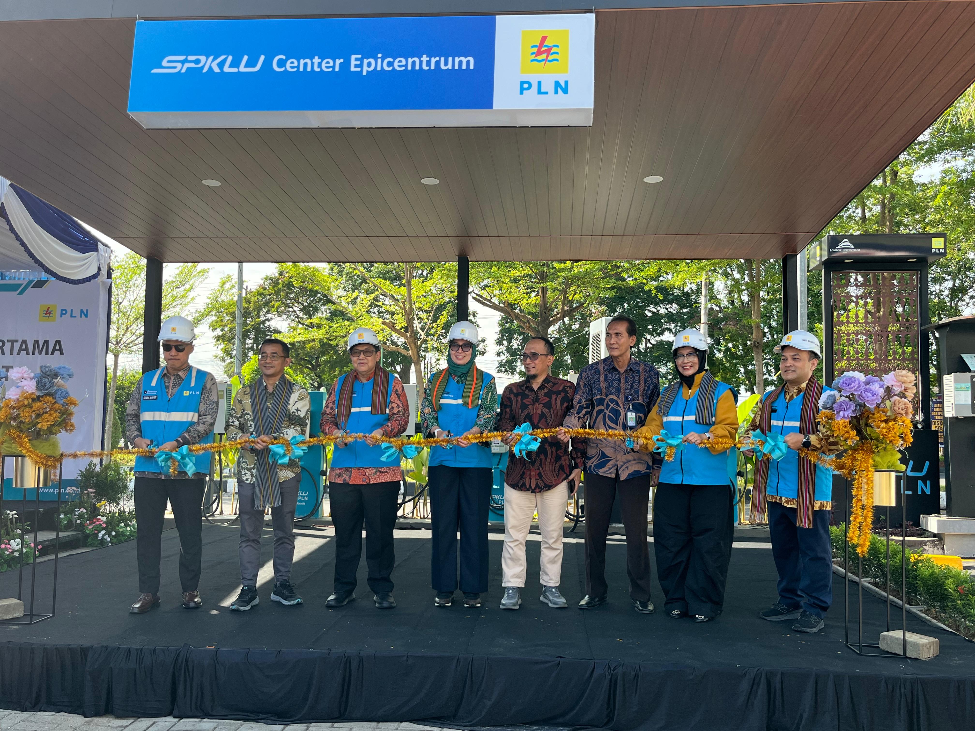 Suasana peresmian Stasiun Pengisian Kendaraan Listrik Umum (SPKLU) Center pertama di NTB, di Parkir Timur Lombok Epicentrum Mall (LEM), Jumat (12/12).