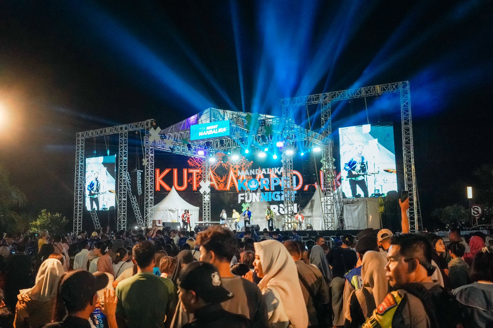 Kemeriahan ajang Korpri Fun Night Run 2025 di Kuta Beach Park, The Mandalika, Sabtu (6/12) lalu.