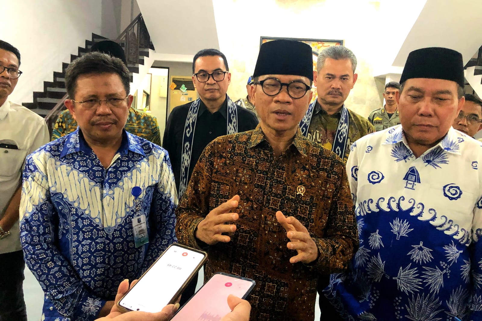 BERI KETERANGAN: Mendes PDTT Yandri Susanto (tengah) didampingi Bupati Lobar Lalu Ahmad Zaini dan anggota DPR RI Muazzim Akbar saat memberikan keterangan pers.