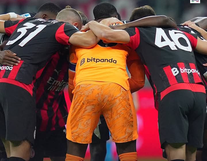 Para pemain AC Milan saling menyemangati satu dengan lainnya dalam sebuah laga.