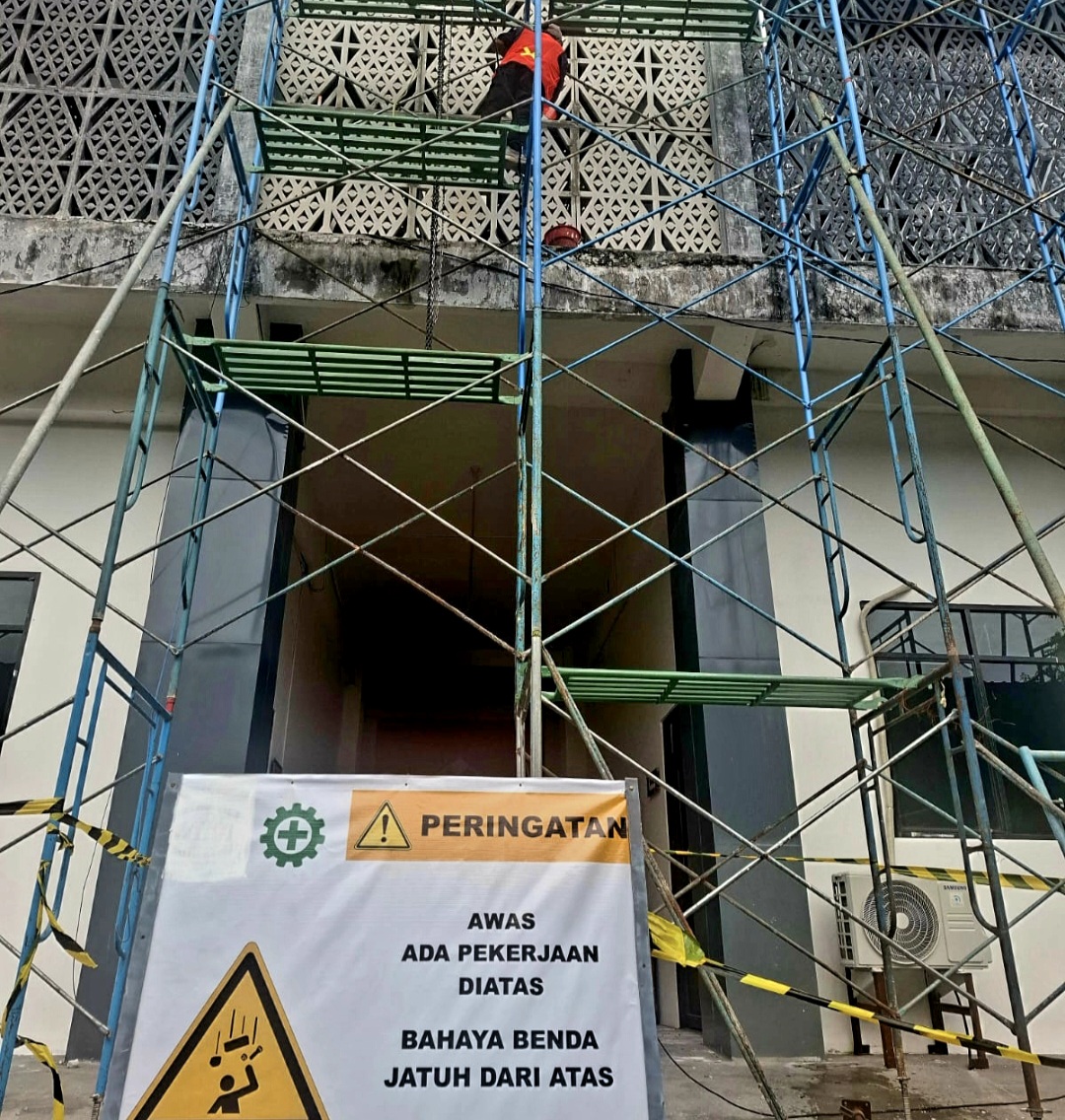 Kementerian PU merehabilitasi total gedung Sekretariat DPRD NTB. Tembok dan pilar bekas kebakaran dicat ulang.