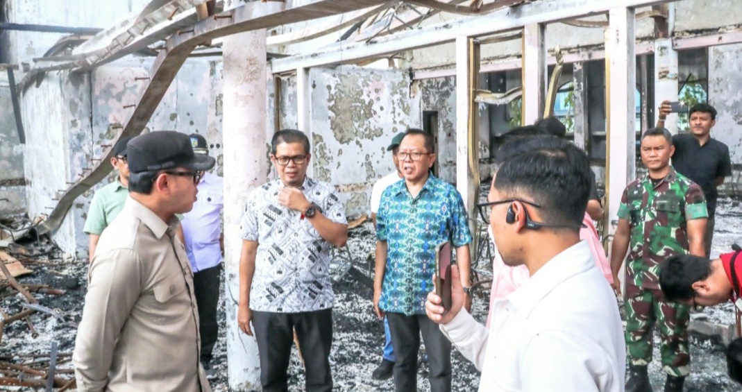 Wamendagri Bima Arya saat mengecek kondisi gedung DPRD NTB yang terbakar dalam demonstrasi 30 Agustus lalu.