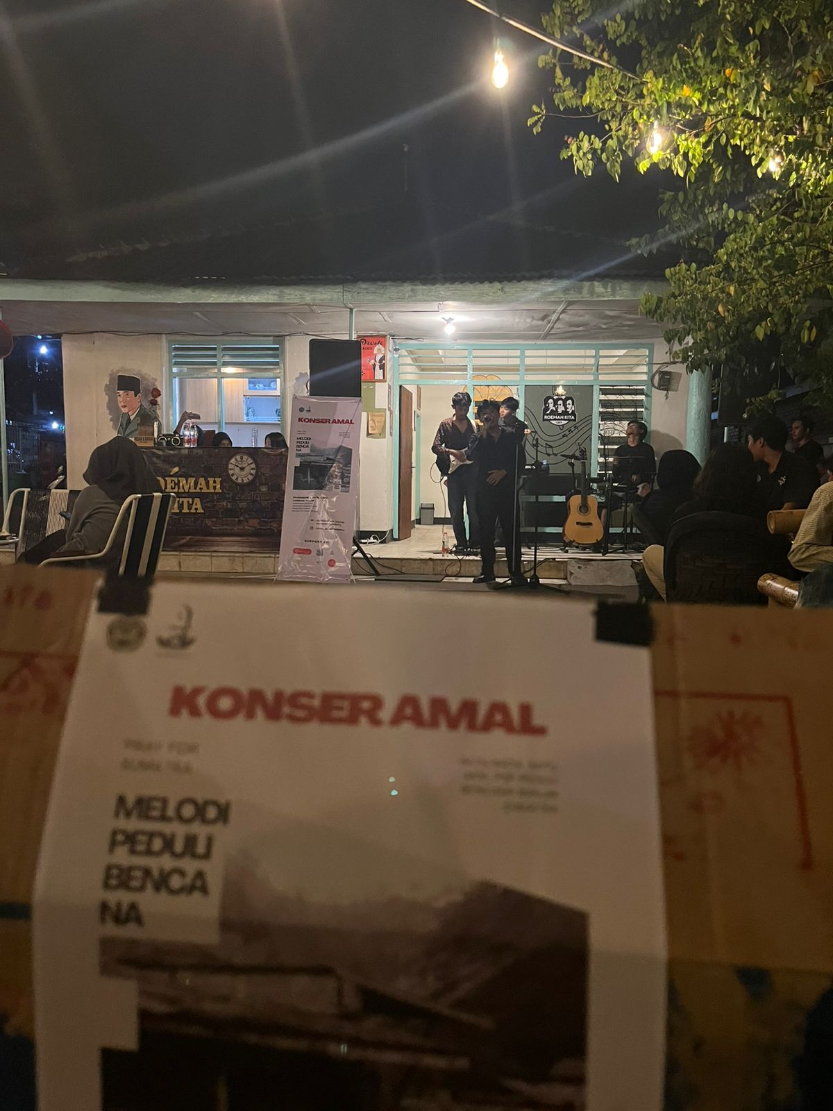KONSER AMAL: Mahasiswa HMPS PSP Universitas Hamzanwadi menggelar konser amal