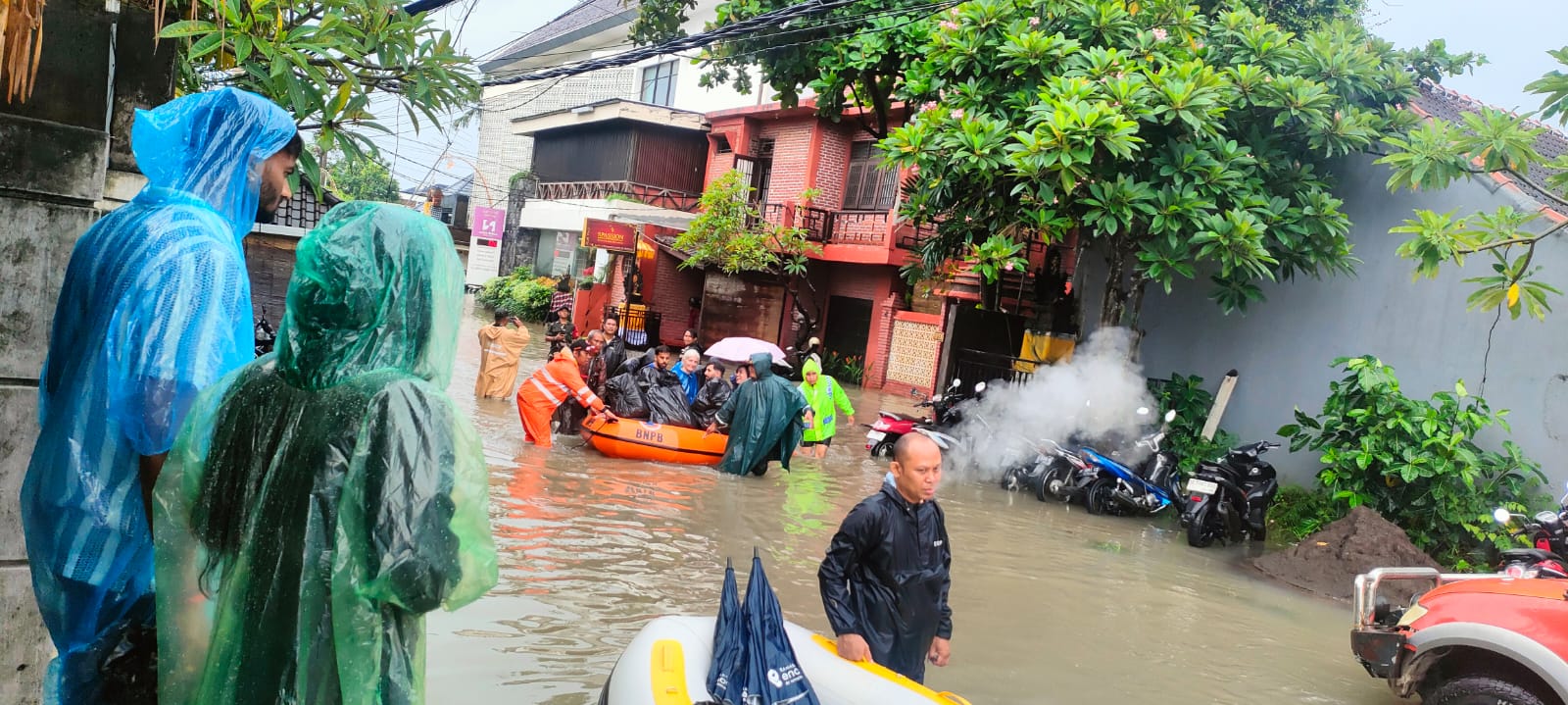 Petugas gabungan melakukan evakuasi warga yang terdampak banjir di Provinsi Bali pada Minggu (14/12).   Wilayah terdampak berada di Kota Denpasar dan Kabupaten Badung.