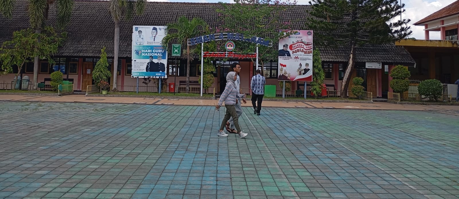 Seorang guru SMAN 4 Mataram berjalan menuju ruang kelas, belum lama ini. Sekolah ini genjot program sekolah bersih, sampah diolah jadi kompos dan maggot.