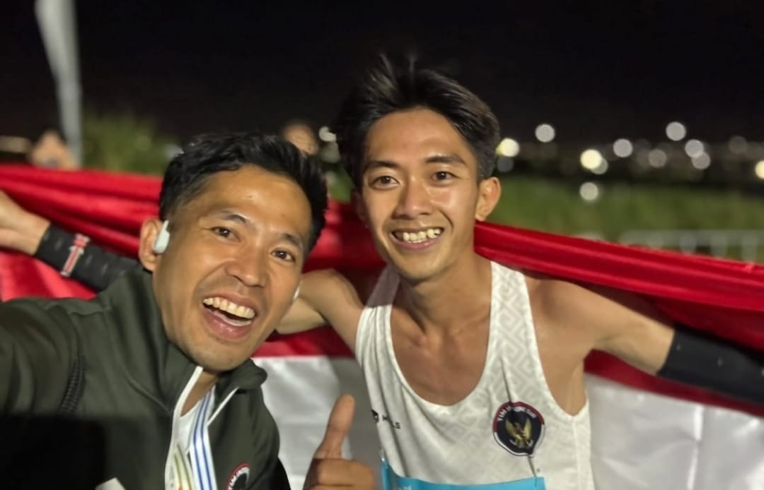 Robi Syianturi (kanan) usai memenangkan lari maraton SEA Games 2025 Thailan, Minggu (14/12). (Instagram)